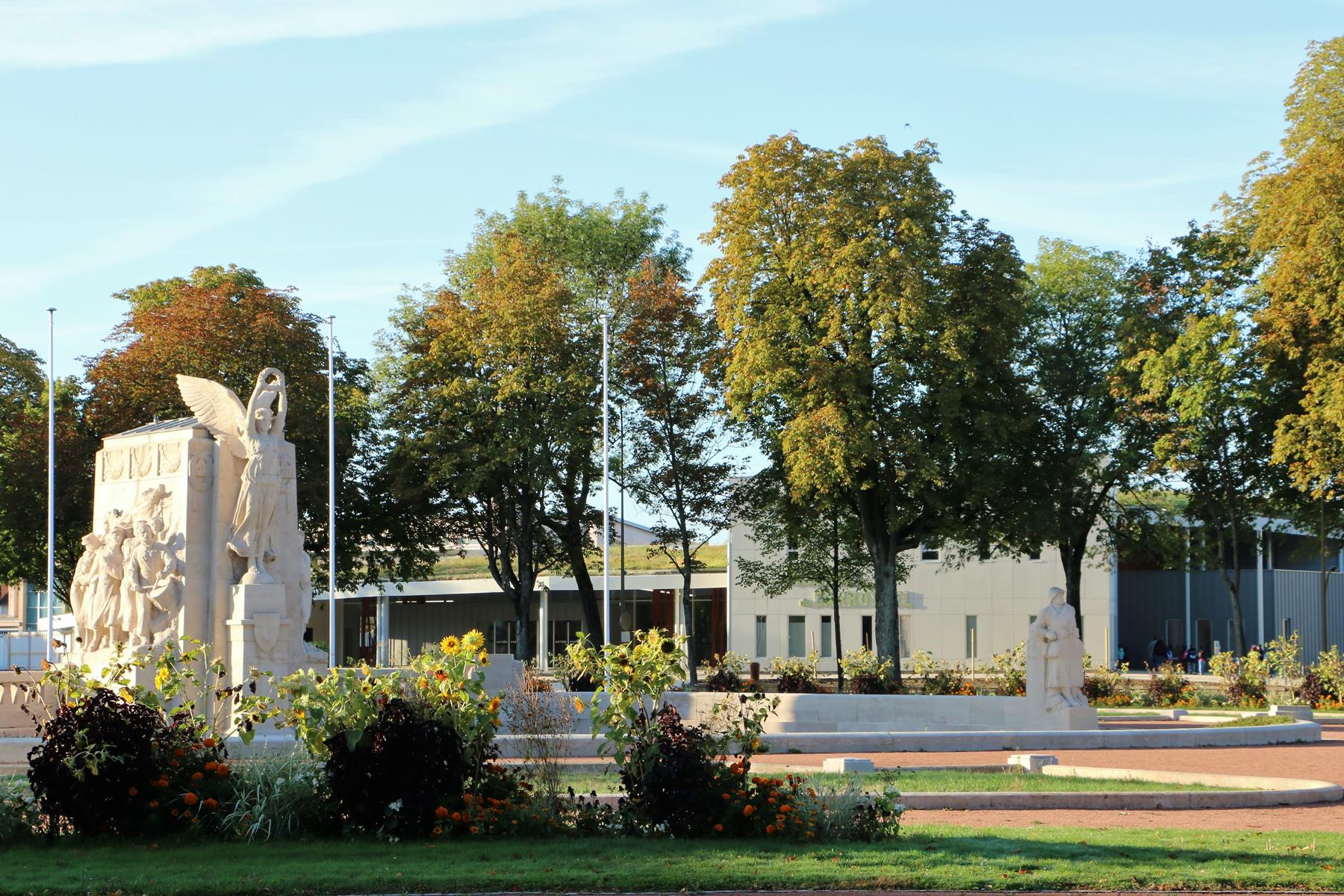 Piscine et Monument aux morts 10 2019 (2)